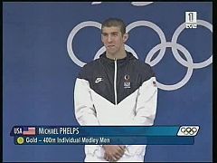Entrega de la primera medalla de Phelps