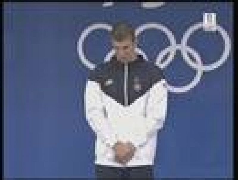 Entrega de la primera medalla para Phelps 