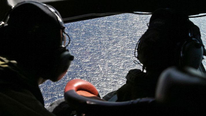 Telediario 1 - Un buque chino detecta una señal que podría pertenecer a la caja negra del avión malasio
