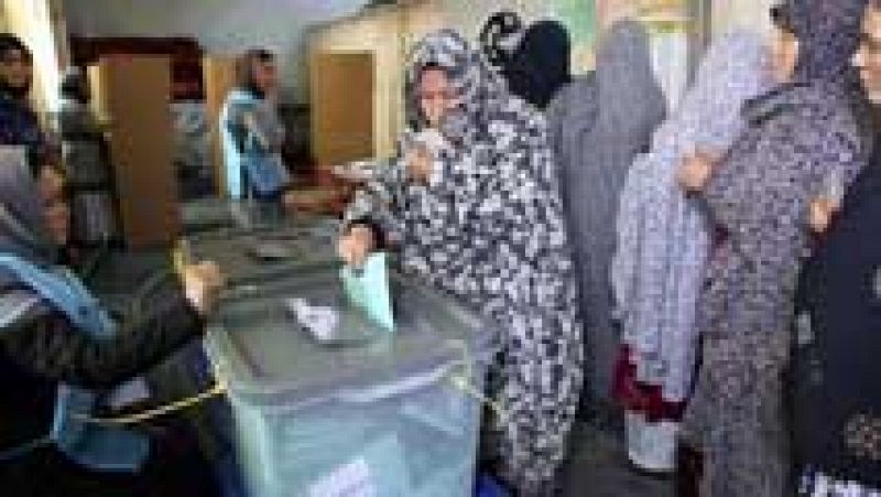 Se cierran los colegios electorales en Aganistan con más participación de la esperada