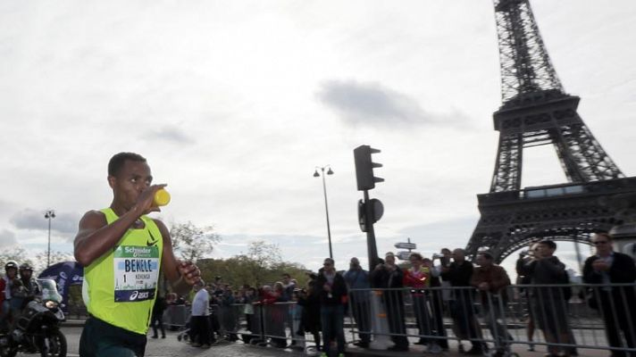 Bekele se estrena en la maratón batiendo el récord de París
