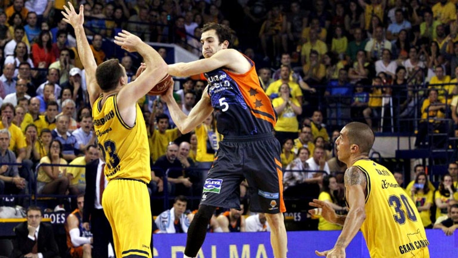El Valencia Basket sobrevivió a un auténtico ambientazo en el CID, en el último partido del pabellón canario. El cuadro taronja, pletórico desde el inicio, acabó venciendo por un claro 81-86.