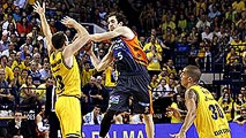 El Valencia Basket sobrevivió a un auténtico ambientazo en el CID, en el último partido del pabellón canario. El cuadro taronja, pletórico desde el inicio, acabó venciendo por un claro 81-86.