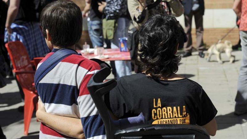 Las familias desalojadas de la corrala Utopía, en Sevilla, continúan concentradas frente al ayuntamiento 