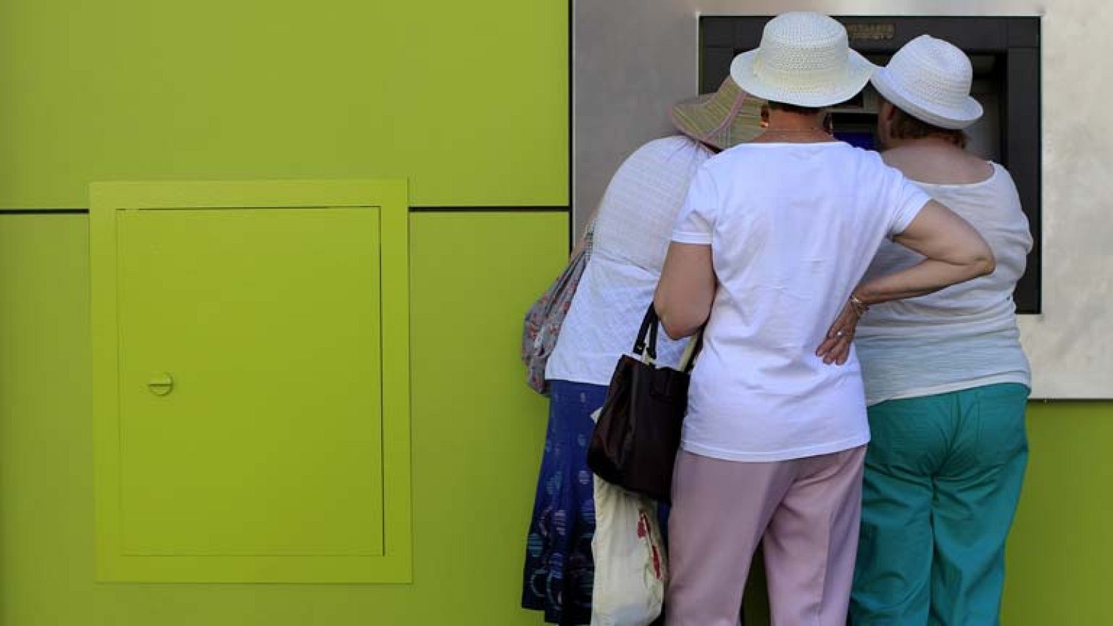 Telediario 1: Encuesta CEACCU sobre entidades financieras | RTVE Play