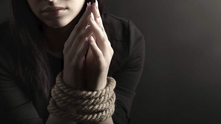 Telediario 1 - El Gobierno elaborará "planes personalizados" para mujeres víctimas de la violencia de género