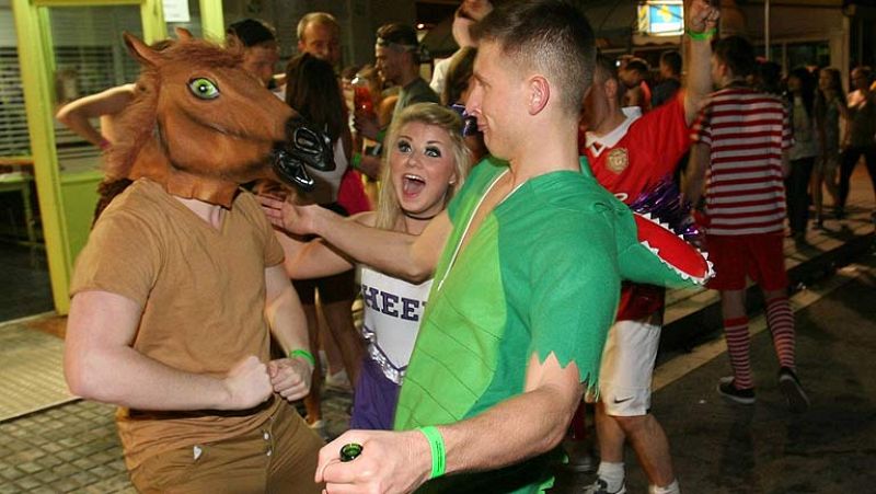 Unos 10.000 jóvenes británicos comparten Salou con los jubilados