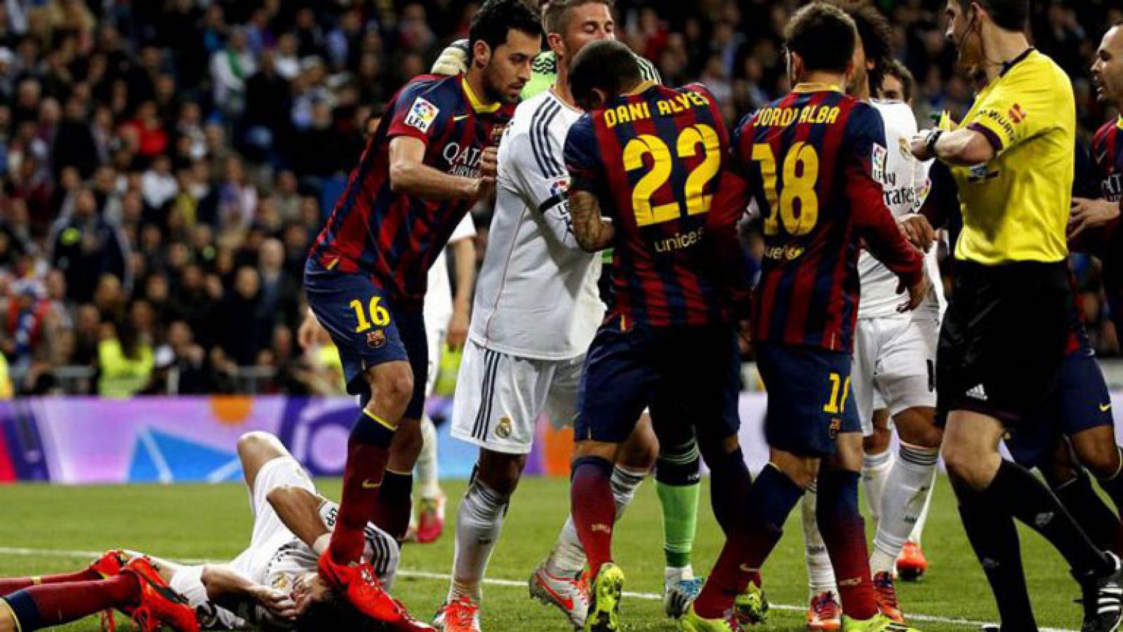 Sigue la polémica por el pisotón de Busquets a Pepe | Ver