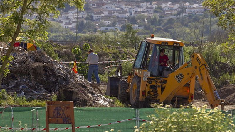 La Policía halla restos óseos en la escombrera de Camas en la que buscan a Marta del Castillo
