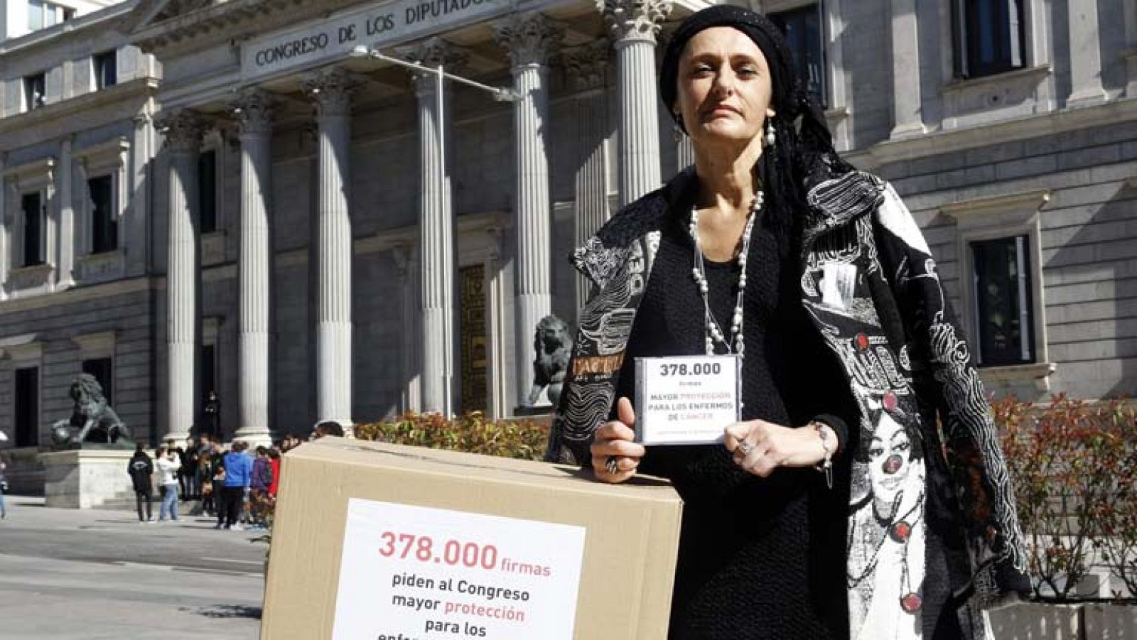 Una abogada de Vigo, en paro, presenta 380.000 firmas en el Congreso para pedir protección laboral y social para los enfermos