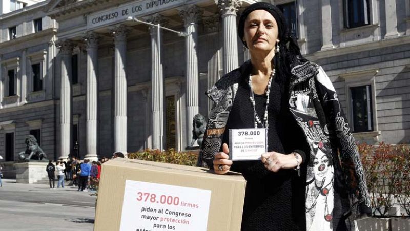 Una abogada de Vigo, en paro, presenta 380.000 firmas en el Congreso para pedir protección laboral y social para los enfermos 