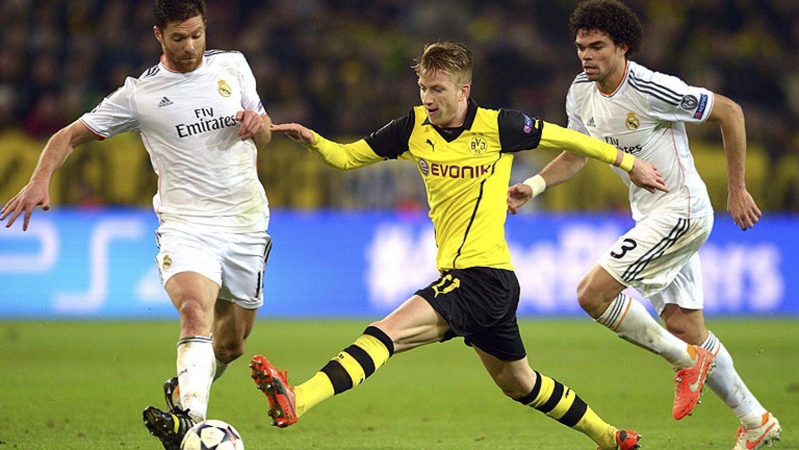 El Real Madrid cayó ante el Borussia Dortmund por 2-0 pero consiguió el pase a semifinales gracias al 3-0 logrado en el Bernabéu.