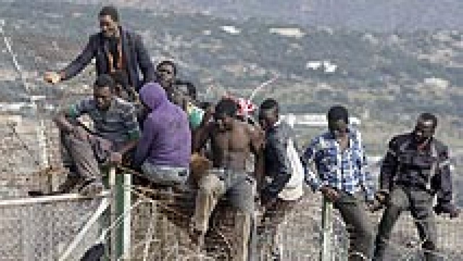 La Defensora del Pueblo rechaza la devolución de los inmigrantes que suben la valla por ser España | Ver