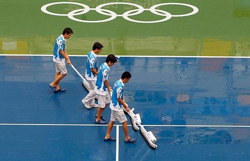 La intensa lluvia que ha caído sobre Pekín ha dificultado e impedido el desarrollo de algunas pruebas deportivas.