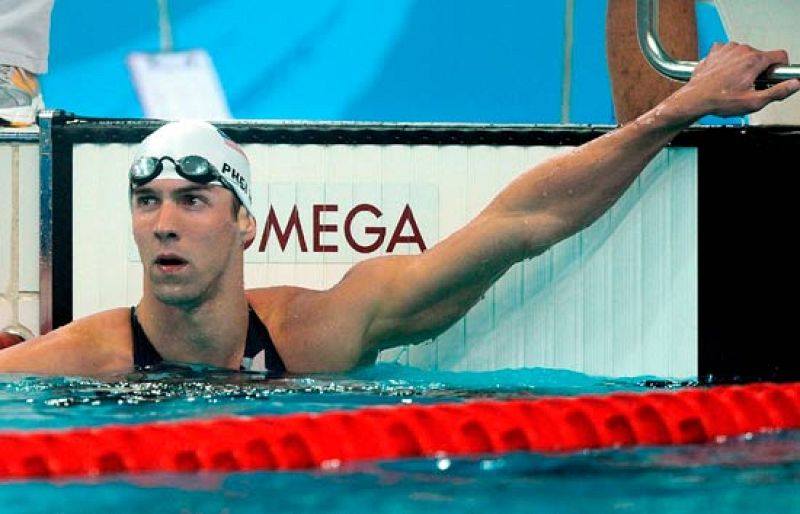 El nadador estadounidense Michael Phelps ha conseguido su primer oro de los ocho posibles. Su compatriota Dara Torres ha ganado la medalla de plata, la décima presea olímpica en su carrera deportiva. 