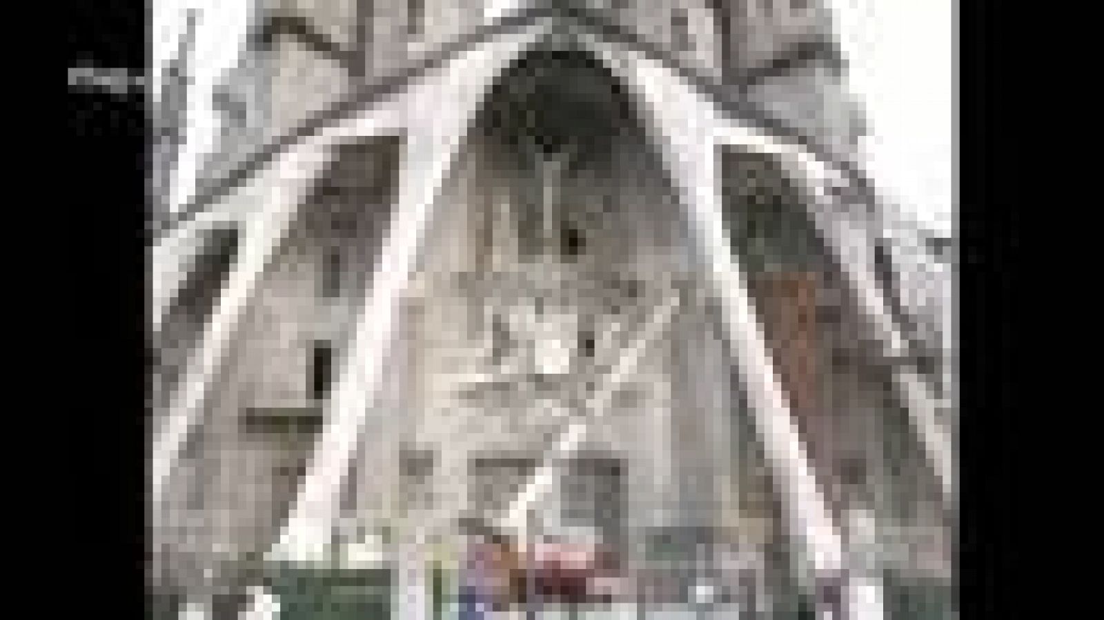 Arxiu TVE Catalunya - Subirachs instal·la l'enterrament de Crist a la façana de la Passió