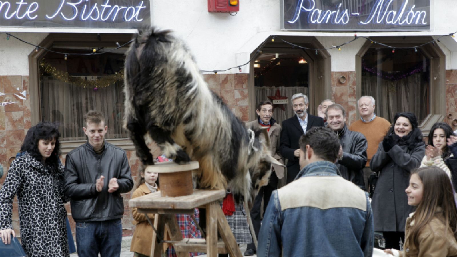 Cuéntame cómo pasó - La cabra Margarita llega al barrio de San Genaro