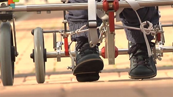 Entre todos - Víctor da sus primeros pasos con un andador NF Walker