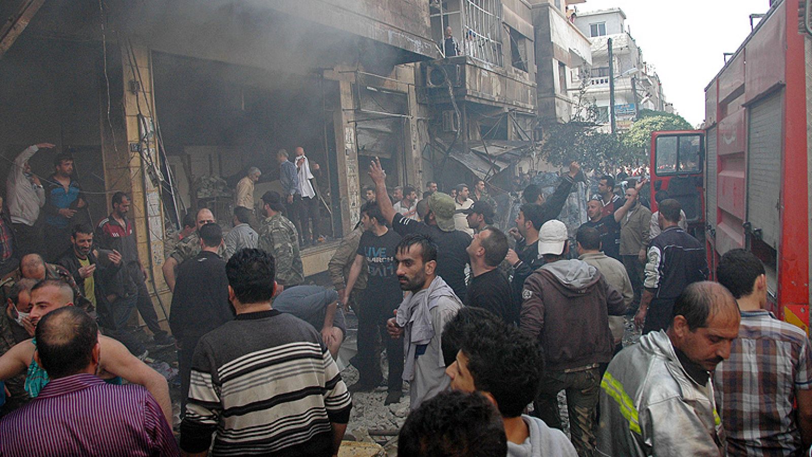 Dos explosiones con coche-bomba mataron este miércoles en la ciudad siria de Homs a 25 personas, en un barrio alauí, la comunidad a la que pertenece el presidente Bashar Al Assad. El domingo, en la misma ciudad, otro coche-bomba mató a 29 rebeldes. La guerra en Siria dura ya más de tres años. Calculan que han muerto más de 150.000 personas.