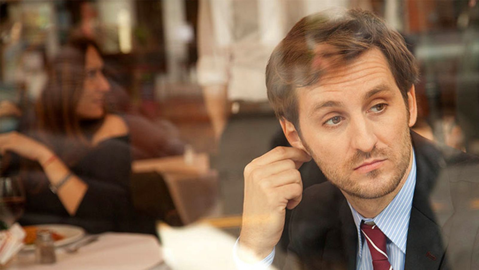  Raúl Arévalo es 'el primo' en 'La vida inesperada', la nueva película de Jorge Torregrossa basada en un guion de Elvira Lindo. "Mi personaje viene a visitar a su primo (Javier Cámara), que lleva 10 años viviendo en Nueva York", explica el actor, que no dudó en aceptar un papel en inglés pese a su poco conocimiento del idioma. "Hablando en inglés, en Nueva York, y que la otra persona te conteste en inglés: me sentí en una película más que nunca", explica. Elvira Lindo, autora del guion, define el personaje de 'el primo':  Es un tío que ha trabajado en un banco, que ha estado sobreprotegido por la familia, como suele suceder en España".'La vida inesperada', que cuenta con la participación de TVE, llegará a las pantallas el próximo 25 de abril. Javier Cámara interpreta a un actor que ha ido a Nueva York a triunfar. Los años han pasado, no ha conseguido lo que esperaba y se gana la vida trabajando en lo que puede. Un día llega a visitarle su primo, aparentemente triunfador y que tiene "