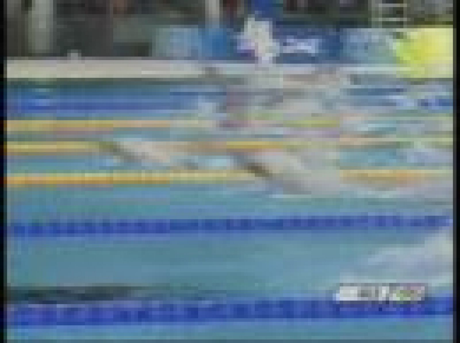 La nadadora de Zimbabwe Kirsty Coventry logra el récord del mundo de los 100 metros espalda con un tiempo de 58,77 segundos | Ver