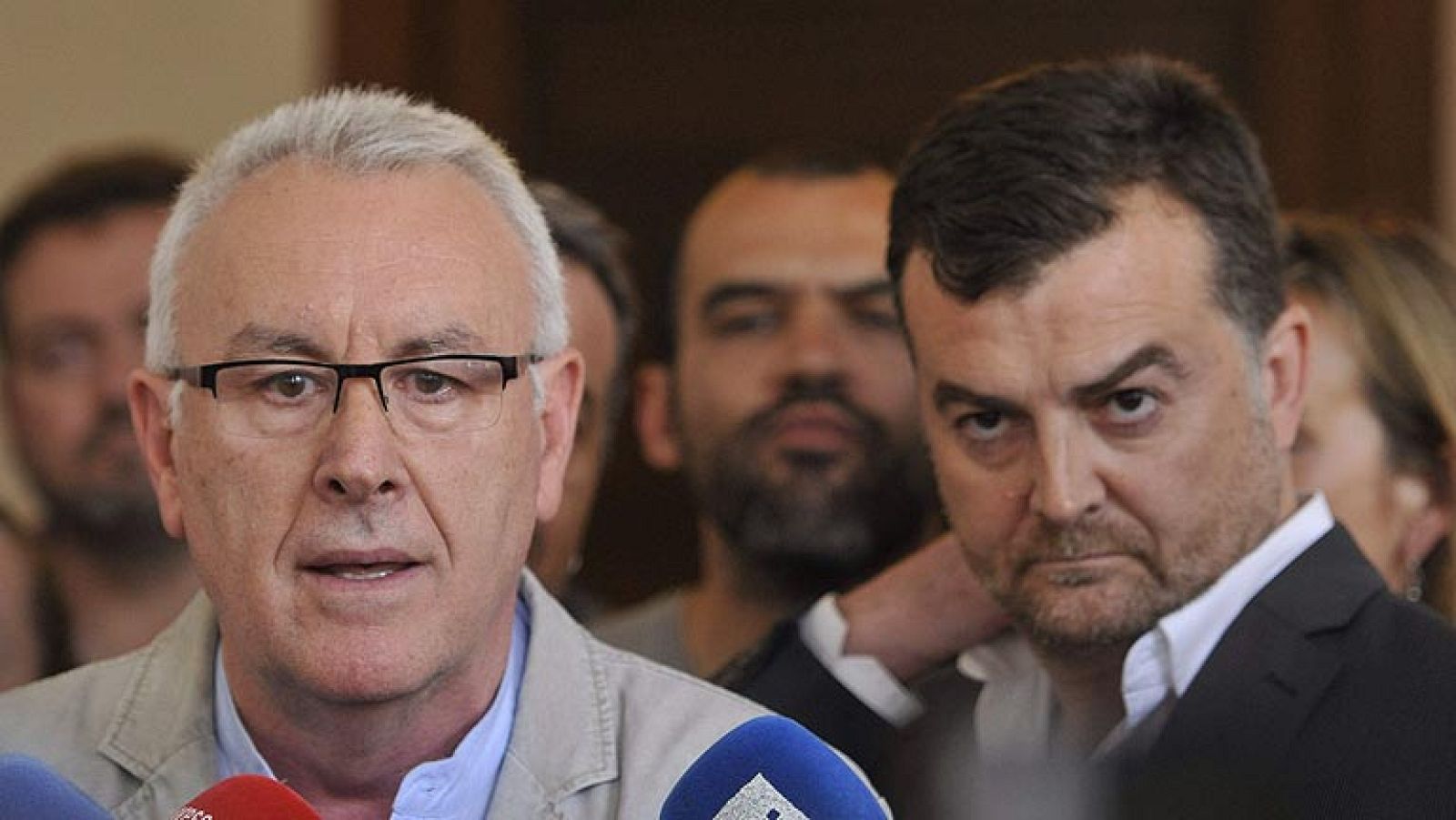 Izquierda Unida ha acordado la "suspensión momentánea" del acuerdo de Gobierno con el PSOE en Andalucía y ha achacado a la presidenta andaluza, Susana Díaz, la crisis abierta en el gobierno de coalición tras su decreto para retirar a la formación las competencias en la concesión de vivienda pública que estaban en manos de IU. El PSOE e IU de Andalucía han reanudado, pasadas las 18.15 horas, las negociaciones para intentar buscar un acuerdo que ponga fin a la crisis abierta en el Gobierno andaluz.