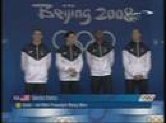  - Phelps recibe su segunda medalla