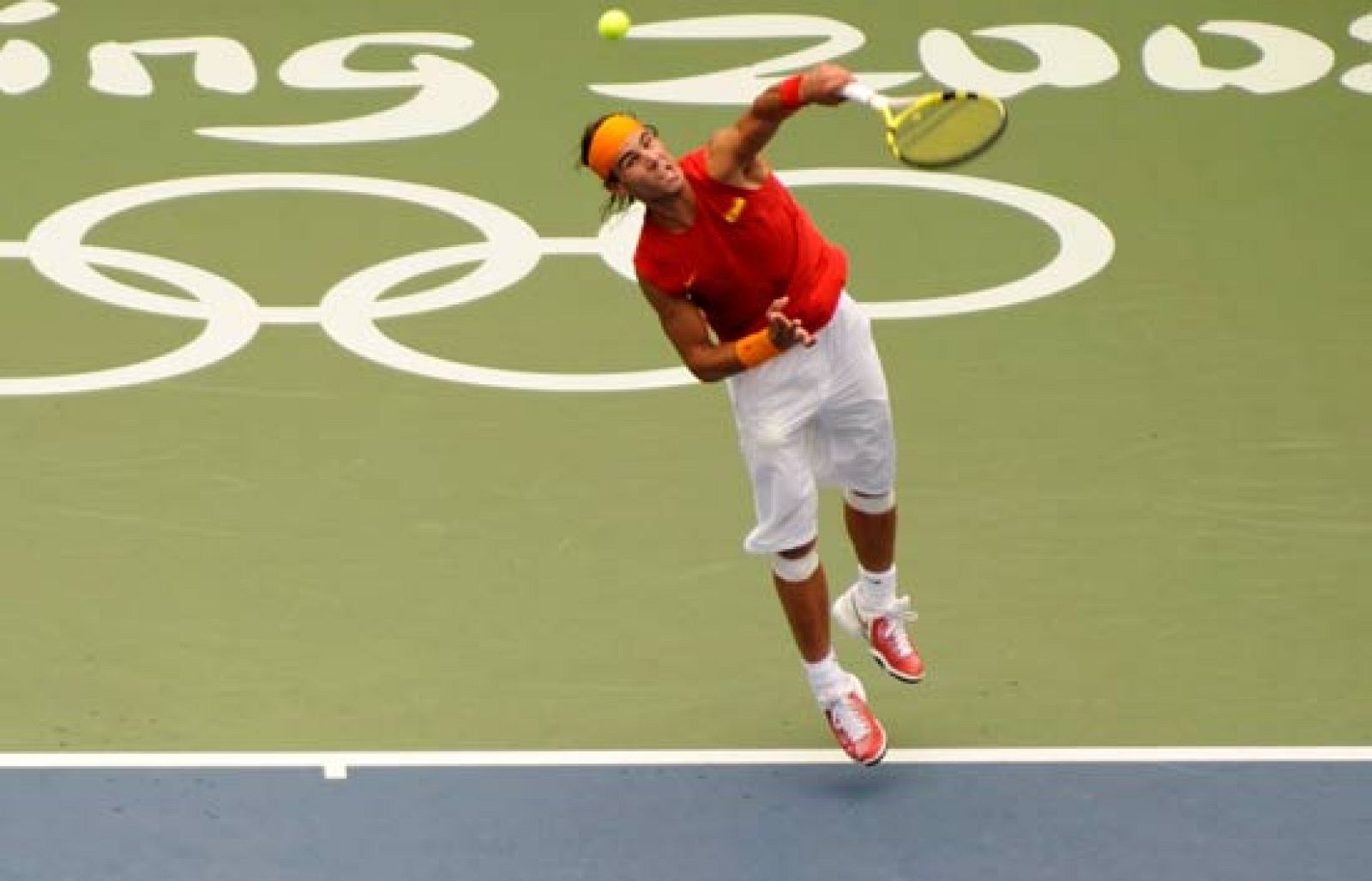 Rafa Nadal sufre para vencer a Potito Starace en su debut en los Juegos Olímpicos de Pekín.