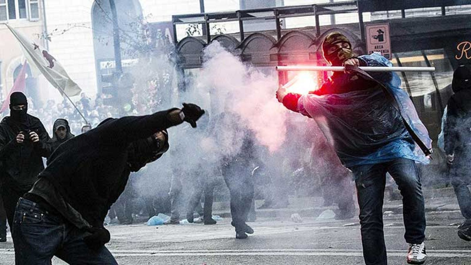 Las primeras manifestaciones en contra de las medidas de austeridad en Roma acaban en batalla campal