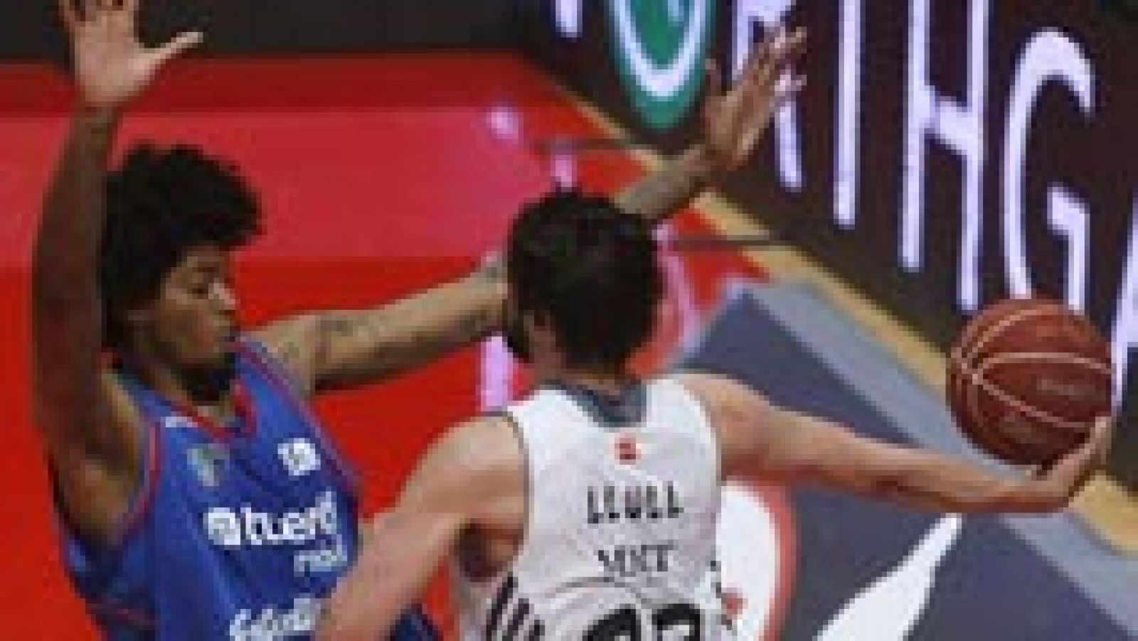 El Real Madrid se impuso en un partido más complicado de lo esperado ante el Estudiantes (64-71) y continúa invicto en la Liga Endesa con su triunfo número 27, al derrotar a unTuenti Móvil Estudiantes que realizó una buena defensa, pero que se condenó por su falta de efectividad y sus imprecisiones.