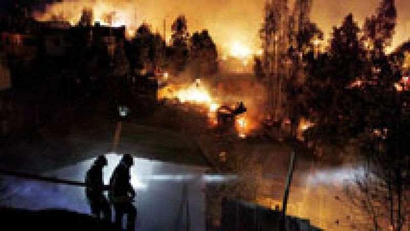 En Valparaíso, el fuego ha alcanzado a unas 2.000 viviendas  