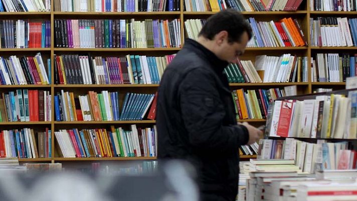 Telediario 1 - Un libro que aún no está en las bibliotecas, repasa errores y curiosidades del idioma español