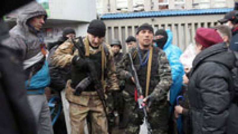 Un centenar de activistas prorrusos asaltan la sede de la comisaría de Górlovka, en Ucrania 