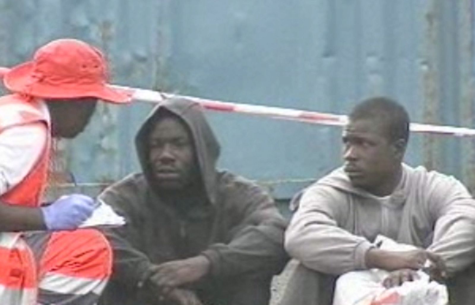  En él viajaban 61 inmigrantes, 3 de ellos podrían ser menores. Salvamento Marítimo avistó la embarcación esta madrugada, en una patrulla rutinaria, y los ha remolcado hasta el puerto de Los Cristianos.Dos de los ocupantes del cayuco han llegado con fracturas y los han trasladado al hospital. Los demás se encuentran bien.  