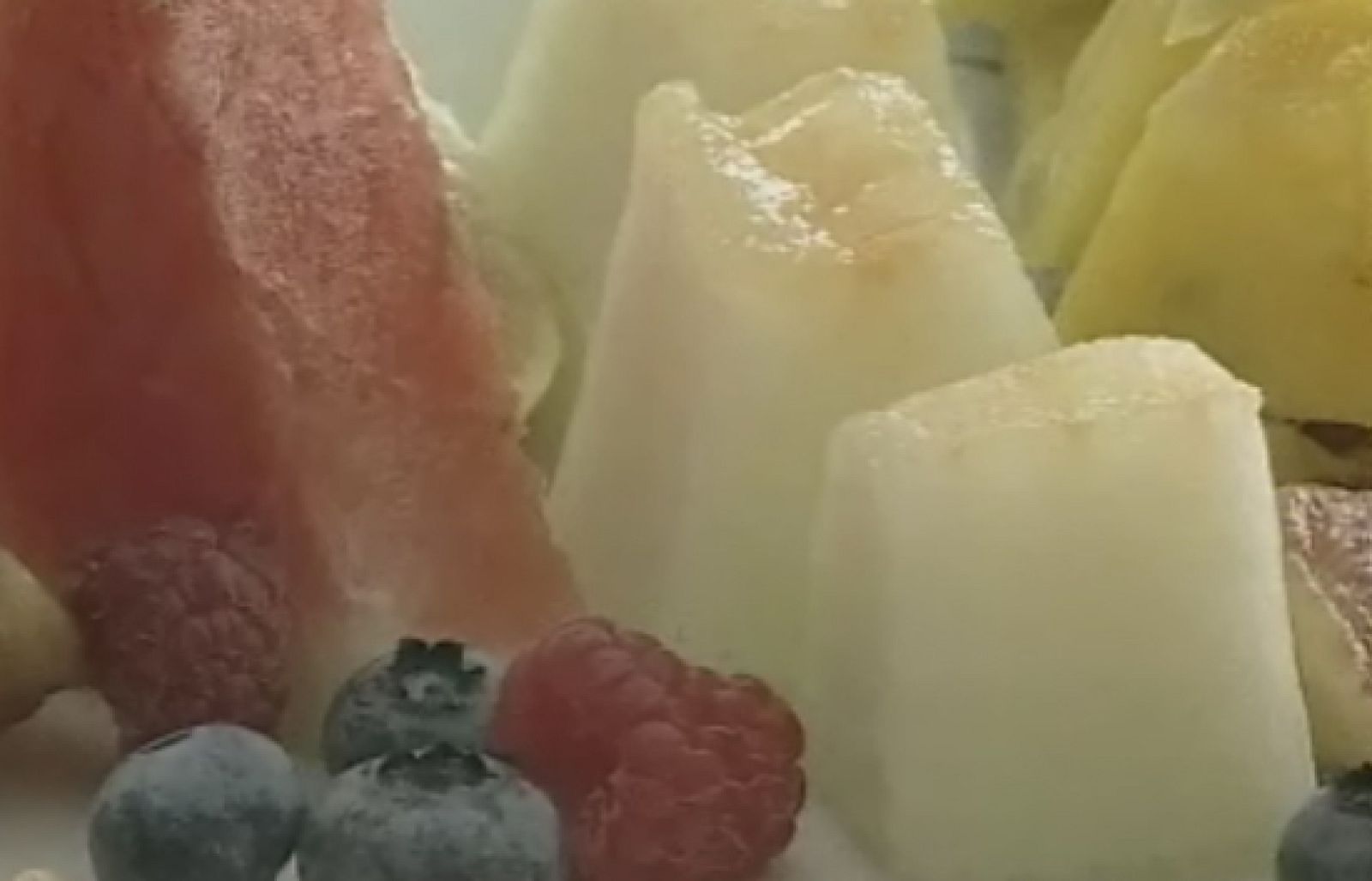  Comer fruta fresca es la mejor manera de garantizar un consumo adecuado de vitaminas, fibra y ahora, en verano, líquidos. Por eso el Ministerio de Medio Ambiente nos recuerda la importancia de consumir  fruta de temporada, sobre todo entre los más pequeños, que es a los que más les cuesta comerla. 