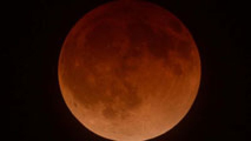 Un eclipse total de luna tiñe de rojo su superficie 