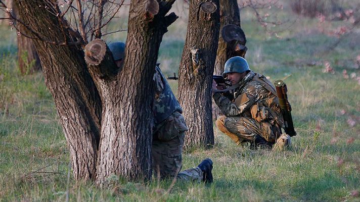 Telediario 1 - El Ejército ucraniano entra en los focos prorrusos del este para detener la sublevación