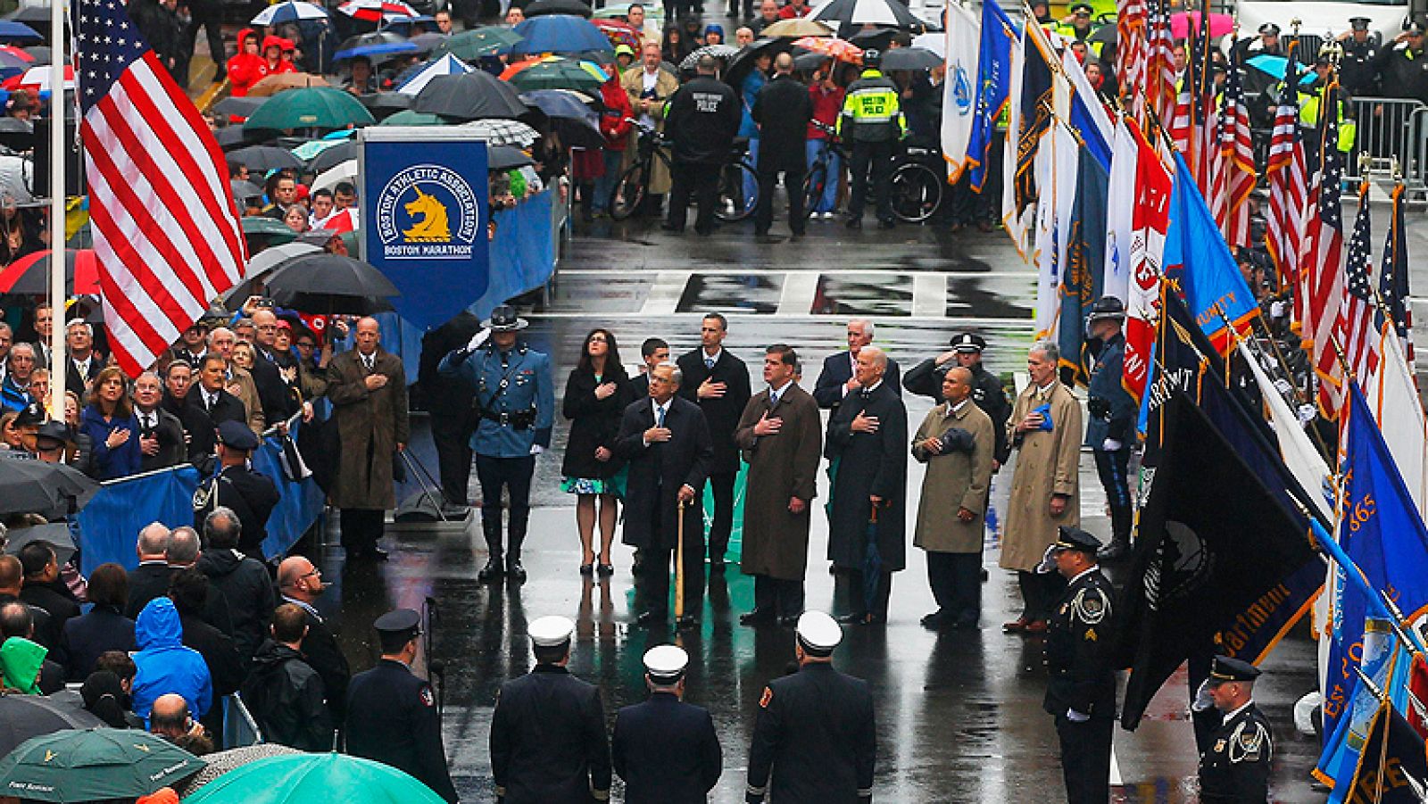  Cientos de personas conmemoraron hoy el primer aniversario del atentado de la maratón de Boston en el que fallecieron tres espectadores con una ceremonia de homenaje en la que se mostro con orgullo cómo la ciudad ha conseguido sobreponerse al terrorismo.