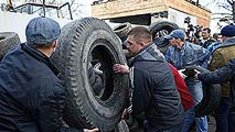 Manifestantes prorrusos bloquean a los blindados del Ejército ucraniano en la provincia de Donetsk