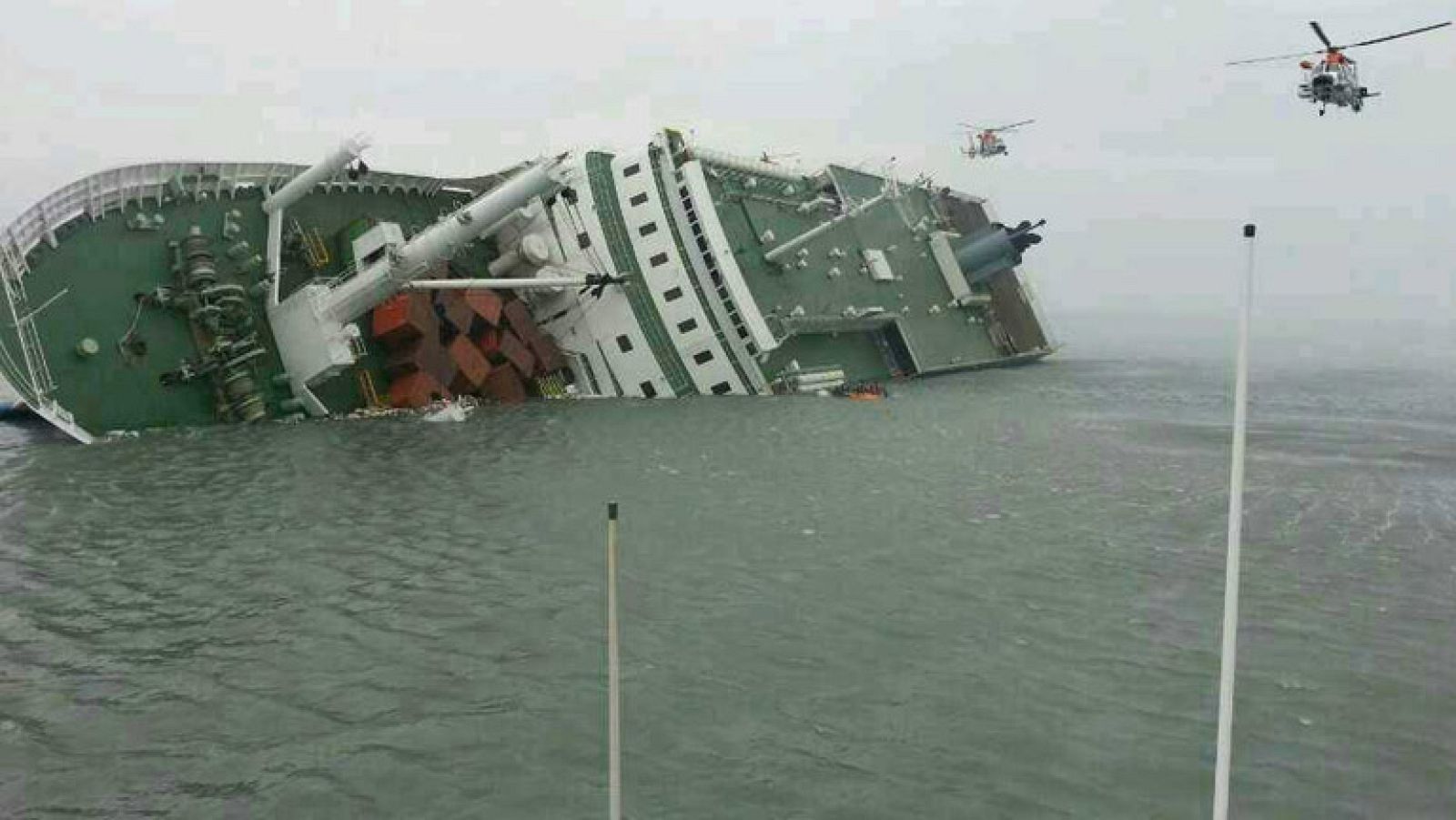 Dos muertos y unos 300 desaparecidos al hundirse un ferry en Corea del Sur