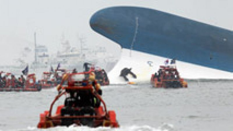 Dos muertos y unos 300 desaparecidos al hundirse un ferry en Corea del Sur