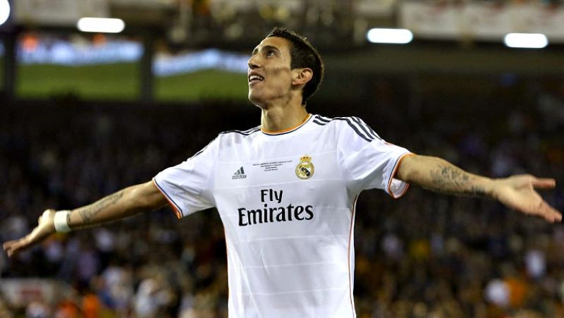 El Real Madrid se ha adelantado al FC Barcelona en la final de la Copa del Rey en el minuto 10. Contraataque del Real Madrid tras el robo de Isco que acaba con un pase al hueco de Benzema para que Di María encare a Jordi Alba y dispare. Pinto no atra