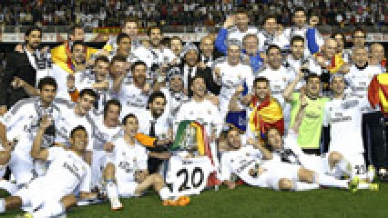 Como la que ganara hace tres años, también en Mestalla y también contra el Barça, el Real Madrid ha vuelto a coronarse campeón de la Copa del Rey, gracias a los goles de Di María y Bale, que anularon el gol de Bartra.