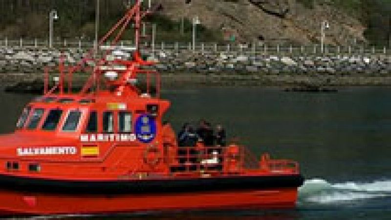 Dos marineros mueren y tres más están desaparecidos al volcar un pesquero en Asturias 