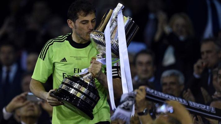 Telediario 1 - Iker Casillas vuelve a ser talismán a cambio de perder su imbatibilidad