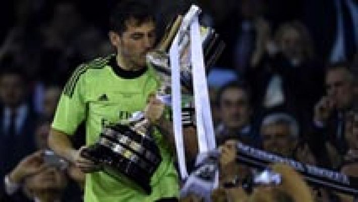 Telediario 1 - Iker Casillas vuelve a ser talismán a cambio de perder su imbatibilidad