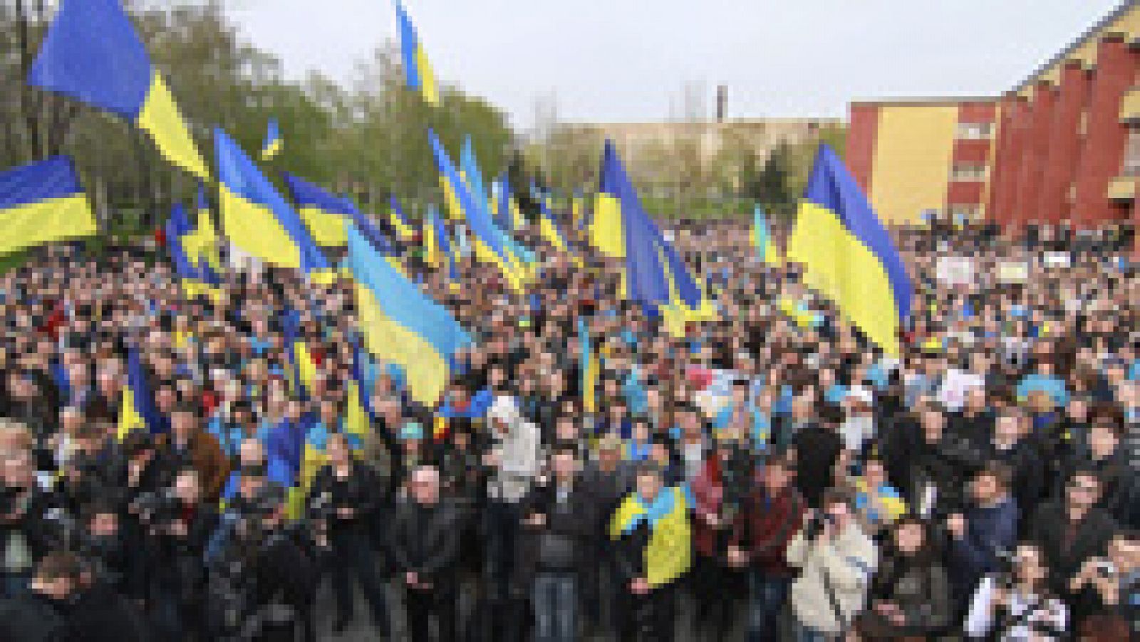Miles de personas se manifiestan a favor de la unidad de Ucrania en las calles de Donetsk