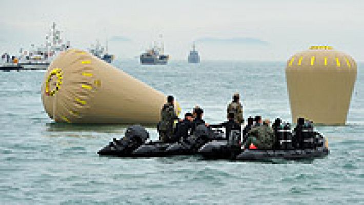 Informativo 24h - La tercera oficial del ferri surcoreano que naufragó iba al timón antes del hundimiento