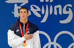 Phelps recibe su tercer oro