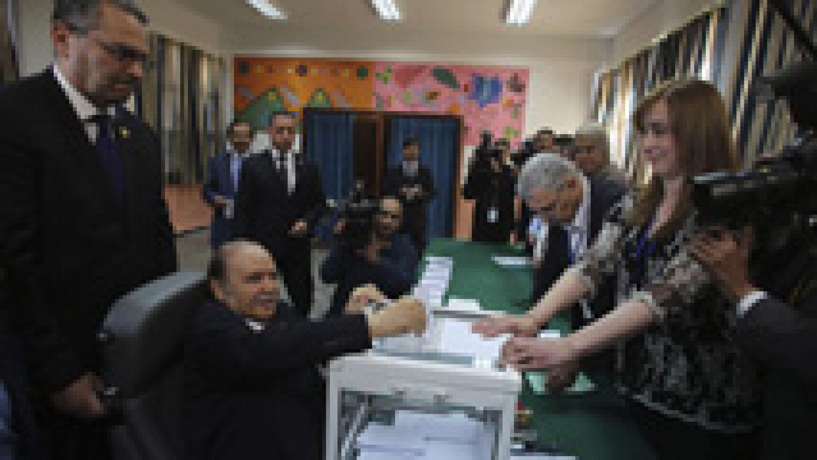 Telediario 1: Buteflika se impone en las elecciones presidenciales argelinas con un 81% de los votos | RTVE Play